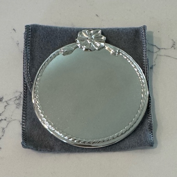 Oneida Silver Plated Floral Compact Mirror - Picture 4 of 4
